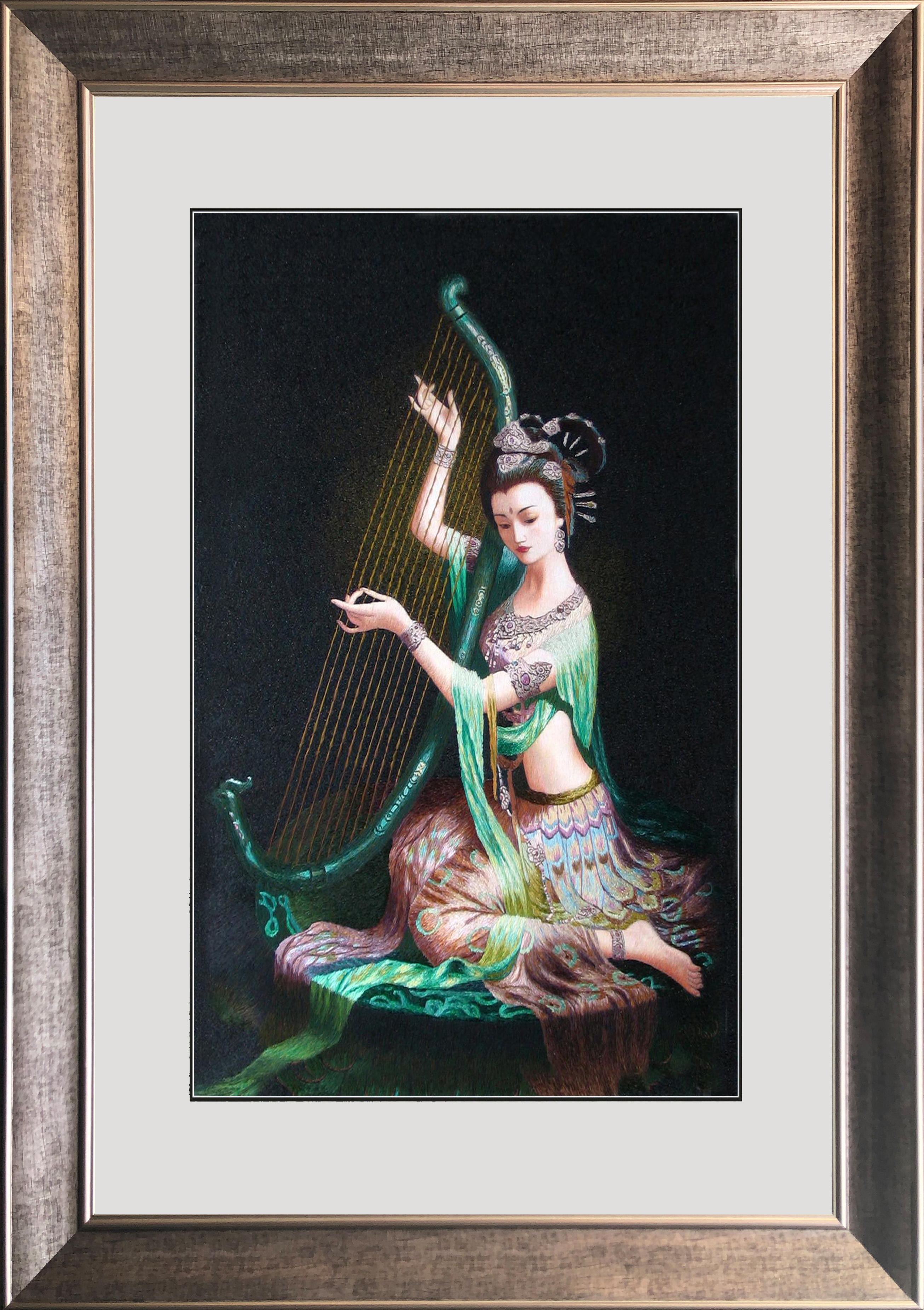 75013 Lady Peacock Playing The Harp - Image 3