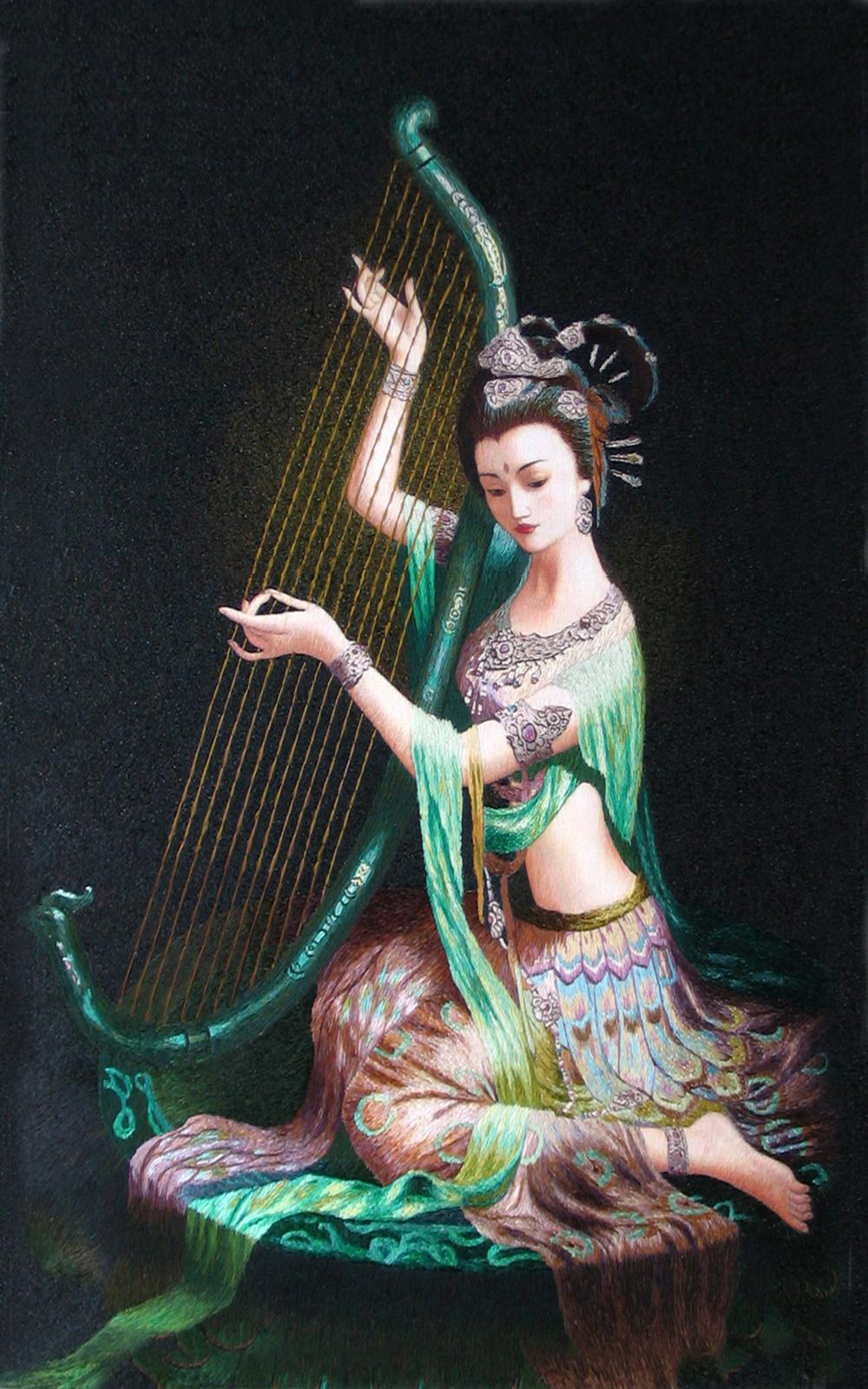 75013 Lady Peacock Playing The Harp